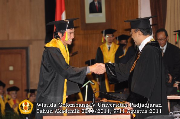 wisuda-fmipa-oleh-rektor-134