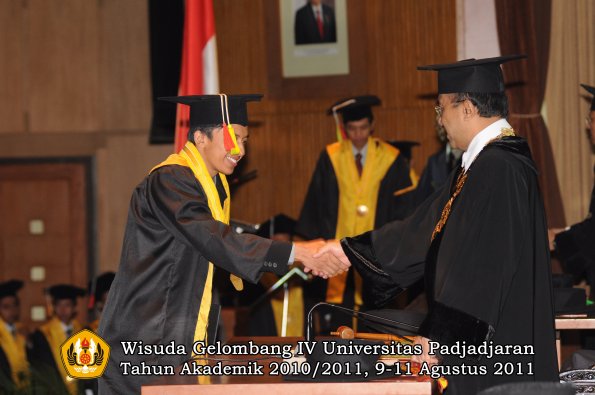 wisuda-fmipa-oleh-rektor-136