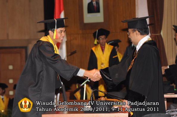 wisuda-fmipa-oleh-rektor-137