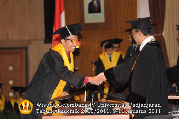 wisuda-fmipa-oleh-rektor-138