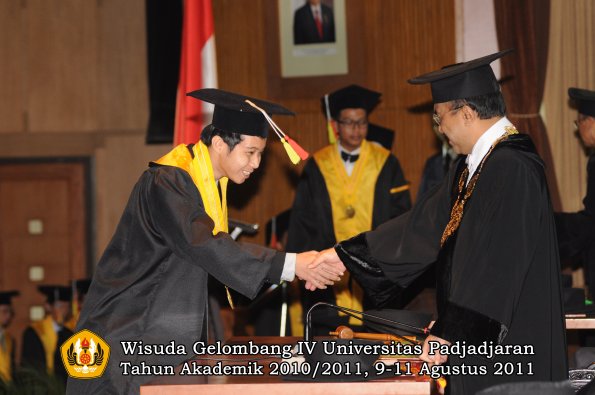 wisuda-fmipa-oleh-rektor-139