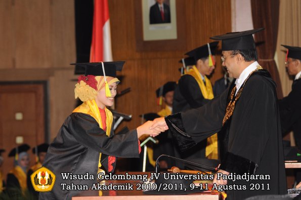 wisuda-fmipa-oleh-rektor-143