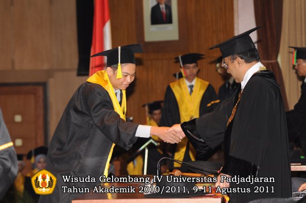 wisuda-fmipa-oleh-rektor-144