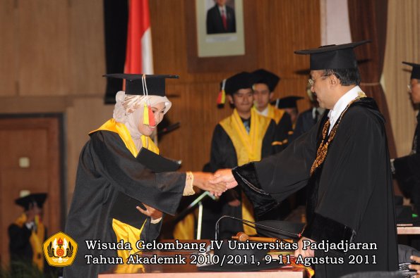 wisuda-fmipa-oleh-rektor-154