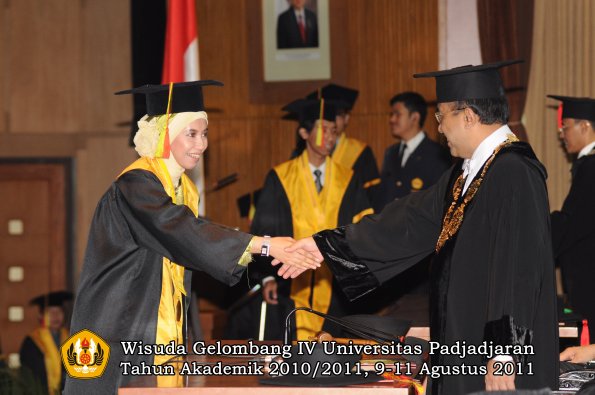 wisuda-fmipa-oleh-rektor-180