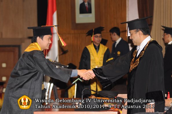 wisuda-fmipa-oleh-rektor-188