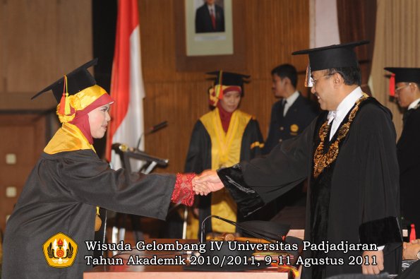 wisuda-fmipa-oleh-rektor-196