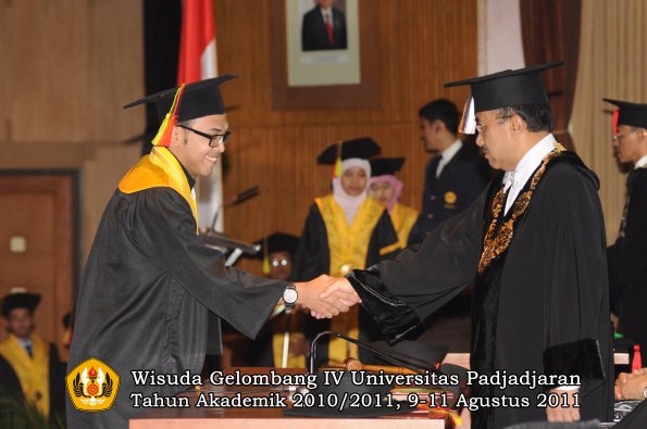 wisuda-fmipa-oleh-rektor-198