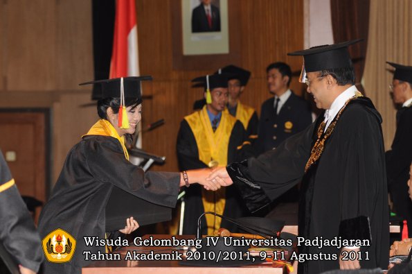 wisuda-fmipa-oleh-rektor-209