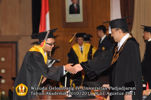 wisuda-fmipa-oleh-rektor-217