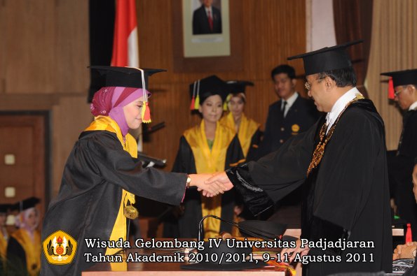 wisuda-fmipa-oleh-rektor-225