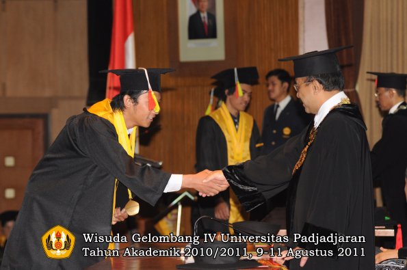 wisuda-fmipa-oleh-rektor-238