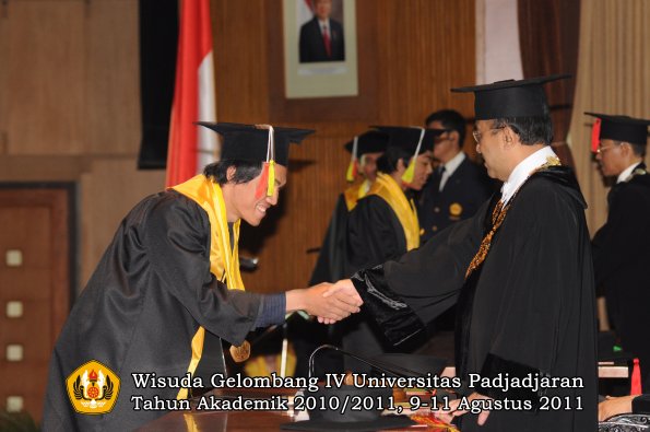 wisuda-fmipa-oleh-rektor-239