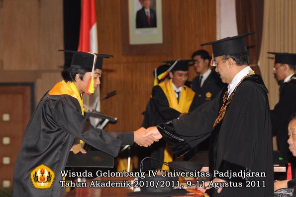 wisuda-fmipa-oleh-rektor-240