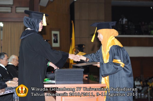 wisuda-fe-oleh-dekan-006