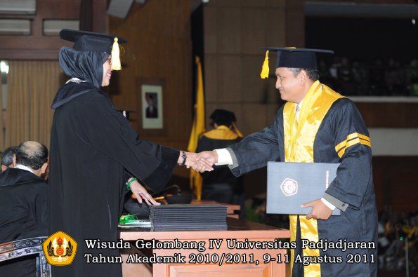 wisuda-fe-oleh-dekan-021