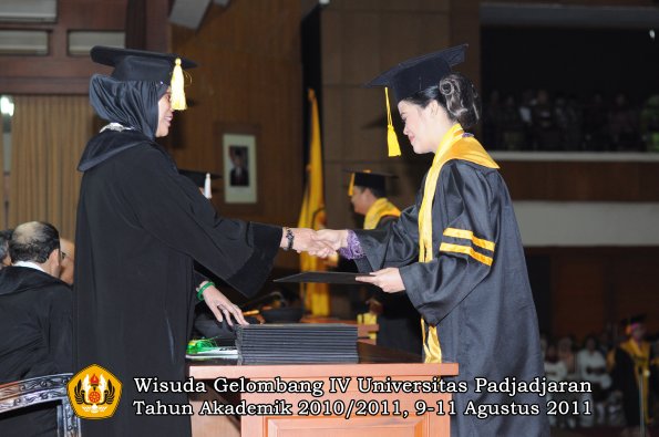 wisuda-fe-oleh-dekan-022