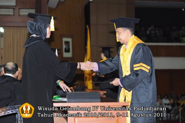 wisuda-fe-oleh-dekan-023