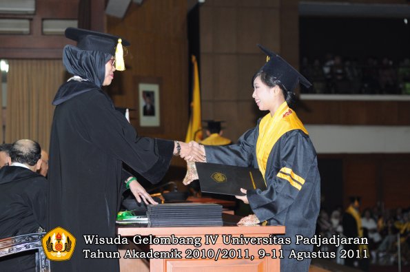 wisuda-fe-oleh-dekan-024