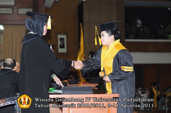 wisuda-fe-oleh-dekan-028