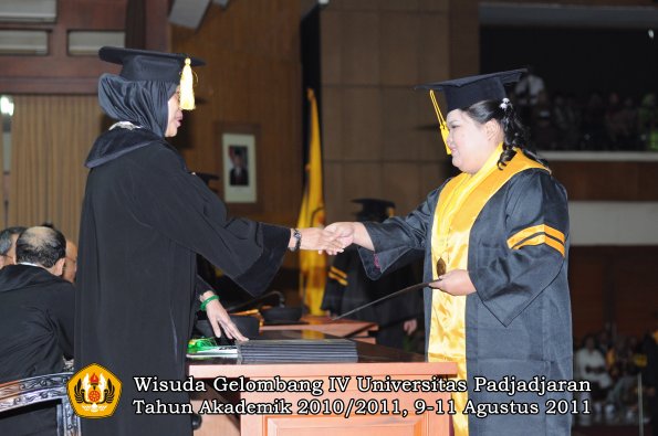 wisuda-fe-oleh-dekan-032