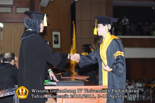 wisuda-fe-oleh-dekan-033