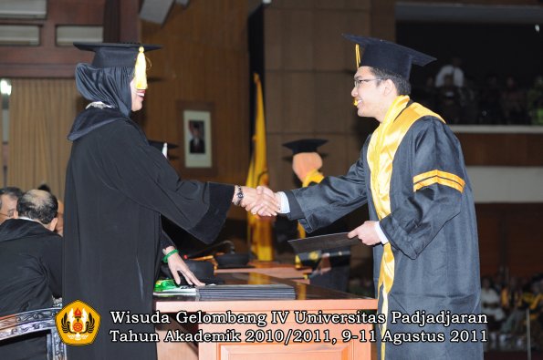 wisuda-fe-oleh-dekan-035