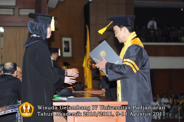 wisuda-fe-oleh-dekan-037