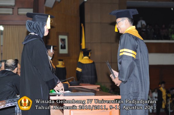 wisuda-fe-oleh-dekan-038