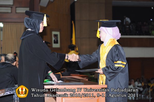 wisuda-fe-oleh-dekan-039