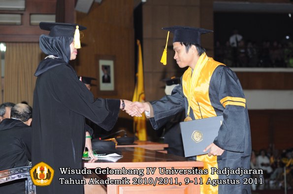 wisuda-fe-oleh-dekan-041