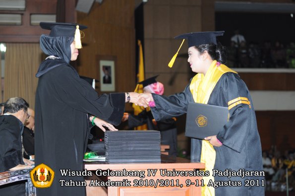 wisuda-fe-oleh-dekan-044