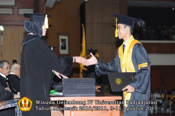 wisuda-fe-oleh-dekan-046