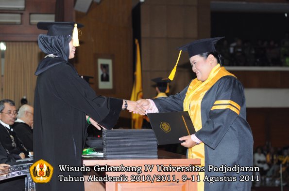 wisuda-fe-oleh-dekan-047