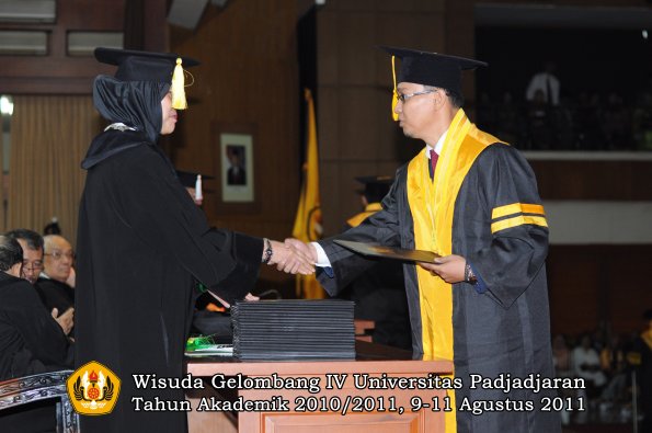 wisuda-fe-oleh-dekan-051