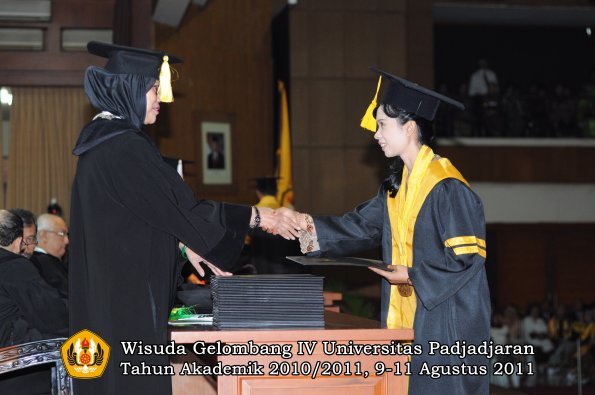 wisuda-fe-oleh-dekan-052