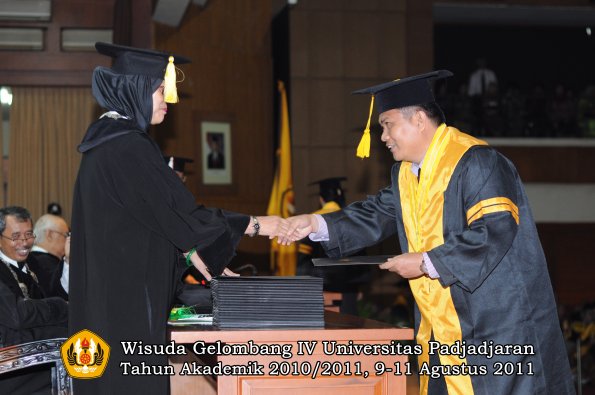 wisuda-fe-oleh-dekan-053