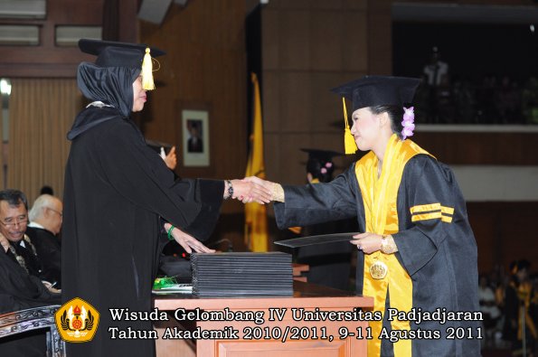 wisuda-fe-oleh-dekan-055