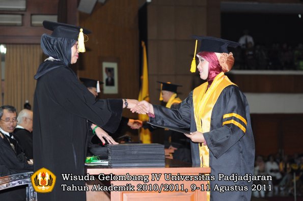 wisuda-fe-oleh-dekan-057