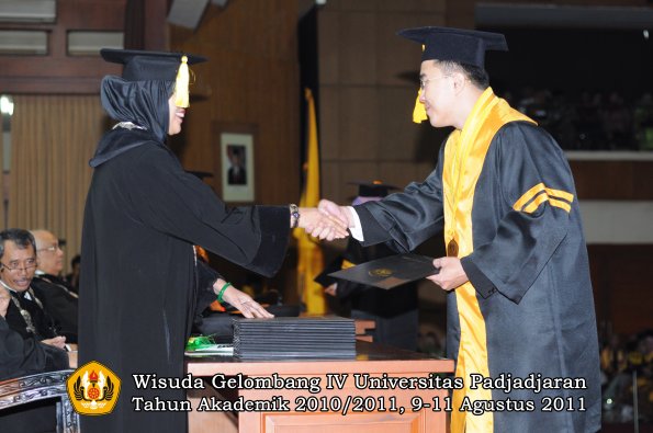 wisuda-fe-oleh-dekan-062