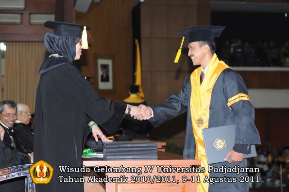 wisuda-fe-oleh-dekan-063