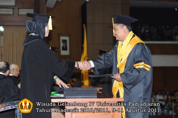 wisuda-fe-oleh-dekan-064