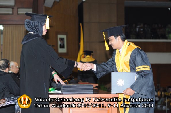 wisuda-fe-oleh-dekan-065