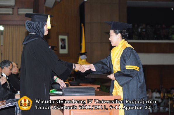 wisuda-fe-oleh-dekan-068