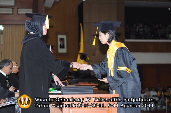 wisuda-fe-oleh-dekan-069