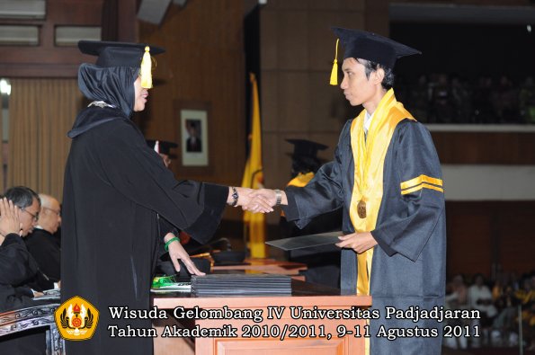 wisuda-fe-oleh-dekan-072