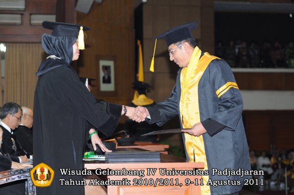 wisuda-fe-oleh-dekan-073