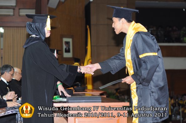 wisuda-fe-oleh-dekan-074