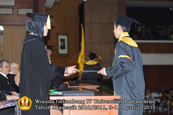 wisuda-fe-oleh-dekan-076