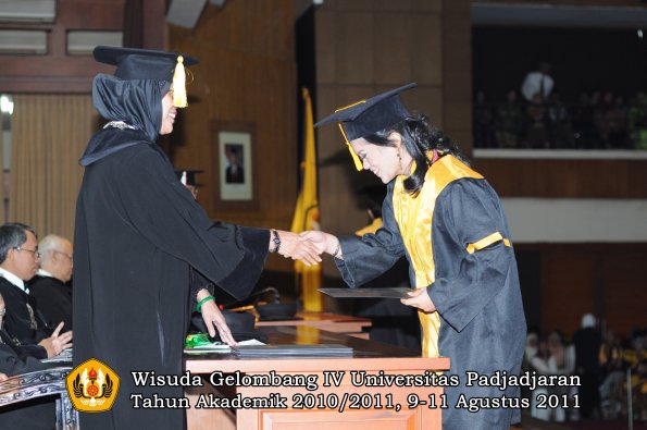 wisuda-fe-oleh-dekan-080